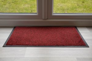 Black Red Luxury Entrance Throw Down Mat 120cm x 85cm